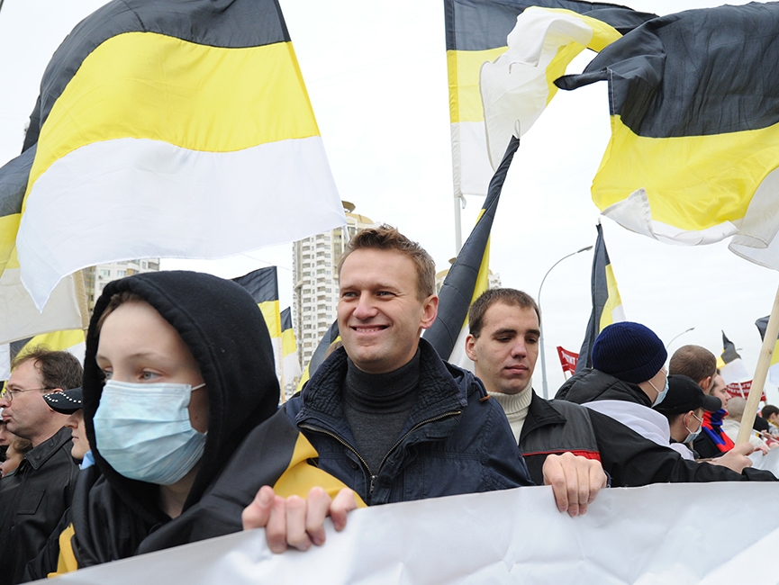 Алексей явно доволен видеть правильный, черно-желто-белый флаг